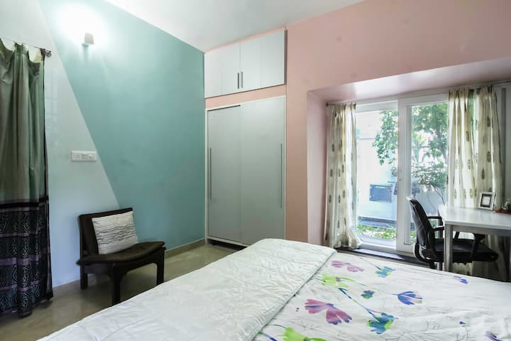ห้องพัก Hibiscus Room-bed หันหน้าไปทางสีเขียวแบบเปิดโล่งพร้อมห้องน้ำในตัวตู้เสื้อผ้าสไลด์นุ่มและเดินในตู้และพื้นที่แต่งตัววิวพาโนรามาของต้นฮิบิสคัสและสีเขียวจากหน้าต่างและท้องฟ้าแจ่มใสมีเสน่ห์ 