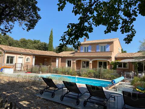 Provencal villa in the heart of the oak tree