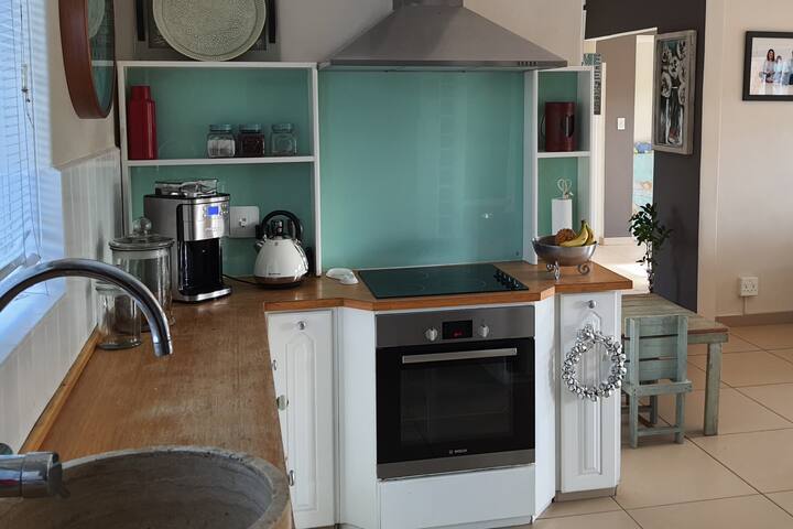 3 bedroom house with mountain views gallery image 3