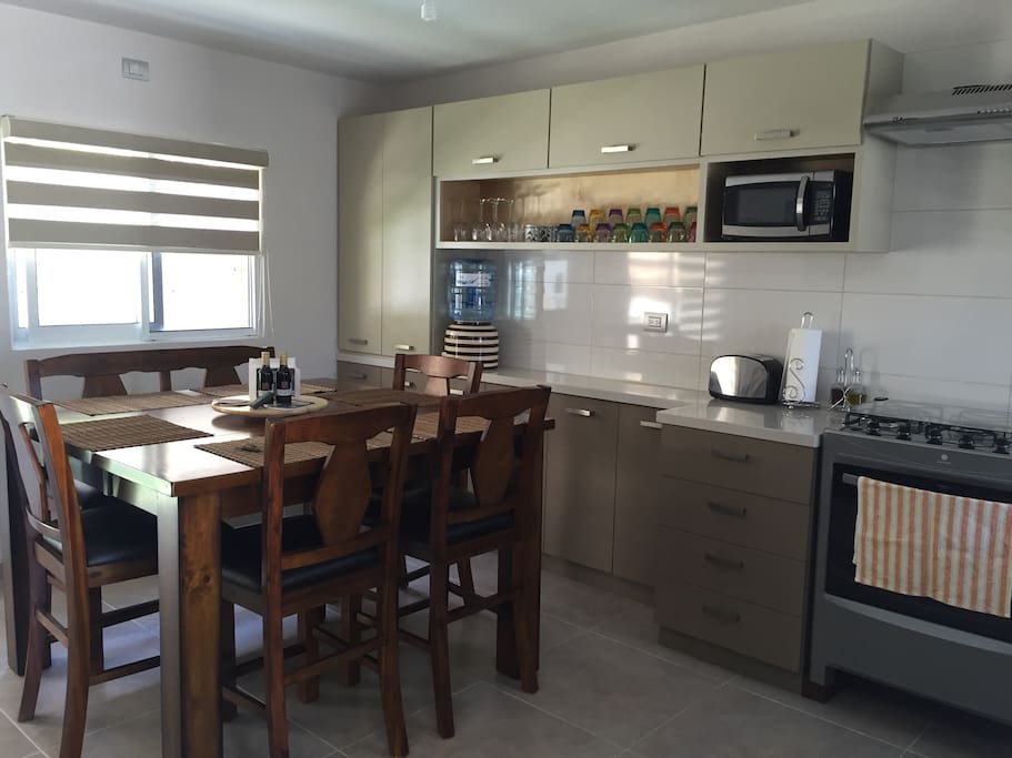Comedor y cocina - Kitchen and dining area