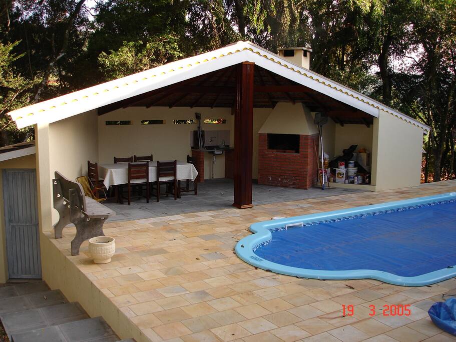 CHURRASQUEIRA E PISCINA
