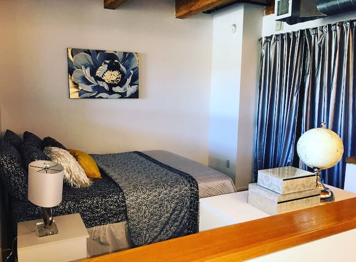 Segundo dormitorio con cama tamaño queen, espacio en el armario, cofre y mesita.