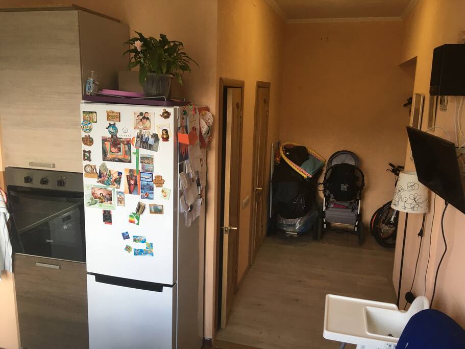 Из кухни в прихожую