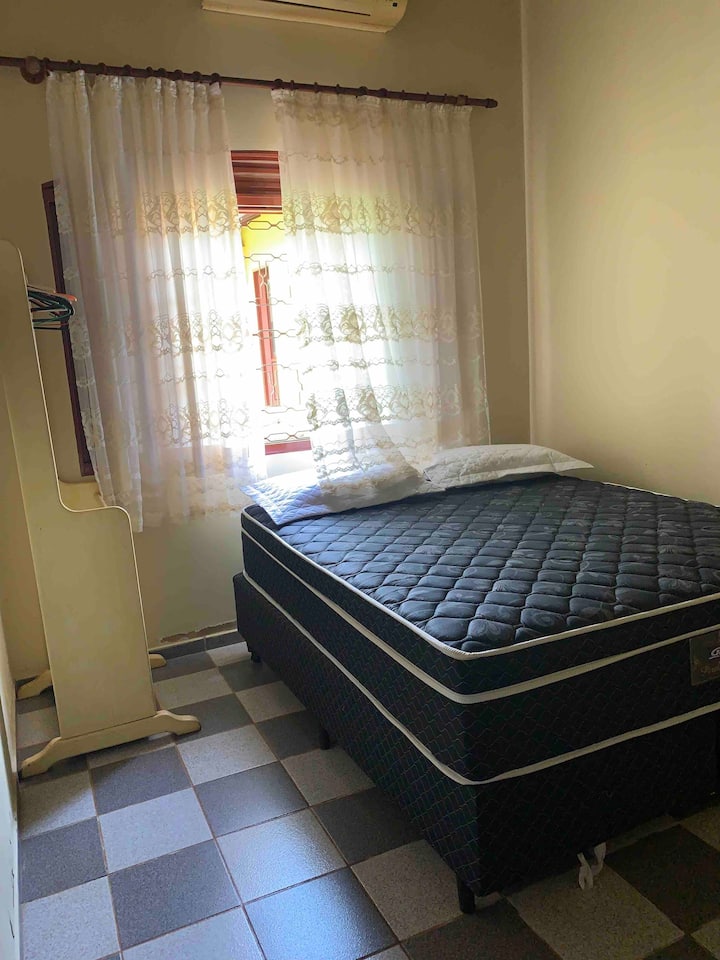 Spavaća soba 01: 01 bračni krevet (160x200) i 1 jednostruki krevet