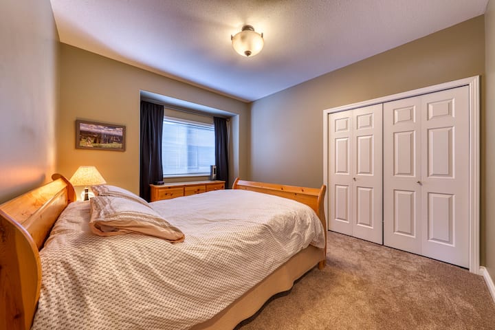 חדר שינה זוגי עם מיטת