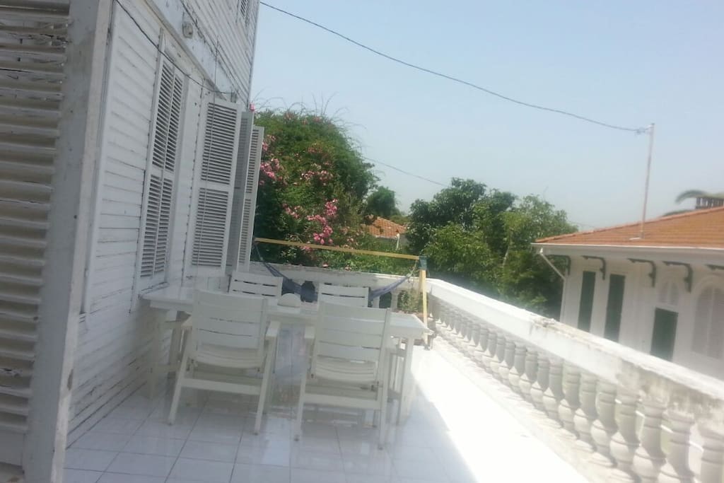 It shows the dimensions of the balcony