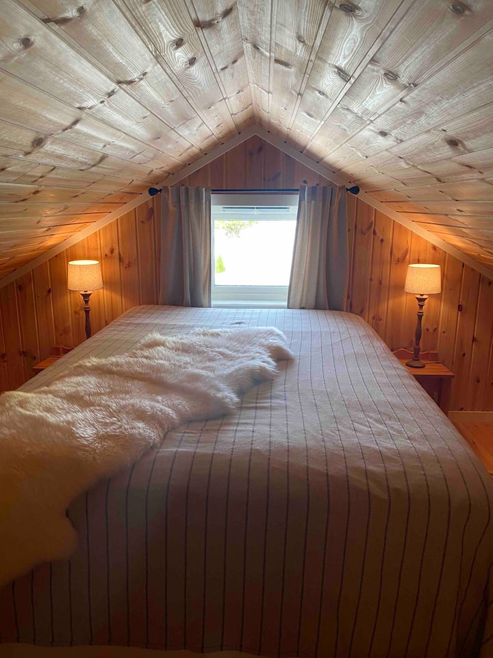 Camera con apertura permanente. Accesso tramite scala fissa. 