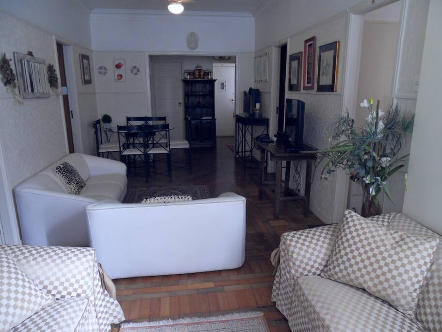 Sala de estar de tv e de jantar em 1 só ambiente e com ar condicionado