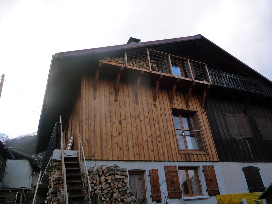 l'autre côté de la maison. La porte fenêtre c'est la chambre des enfants. En haut c'est le balcon et le salon.