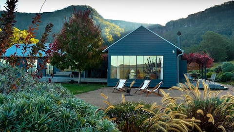 Modern farm house overlooking Kangaroo Valley