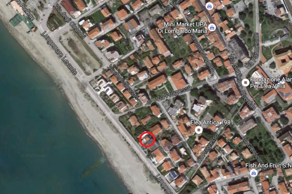 L'appartamento è situato in una posizione pregevole. Vicinissimo al mare e a circa 50 metri dal centro cittadino