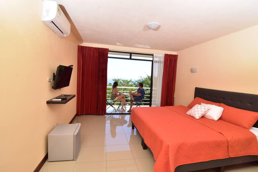 Habitación con una cama King