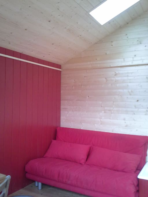 Hochwertige Ausziehcouch von Ligne Roset. Breite 160 cm. 2 Dachflächenfenster geben den Blick in den Sternenhimmel frei.