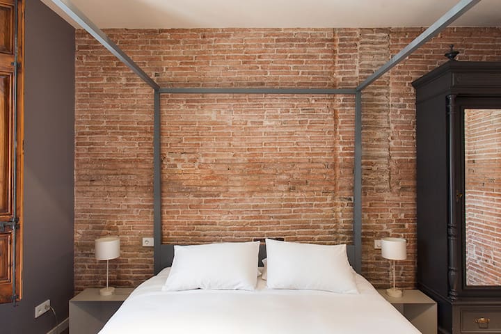 2 Bed/1 bath, bay window, Eixample, shared terrace