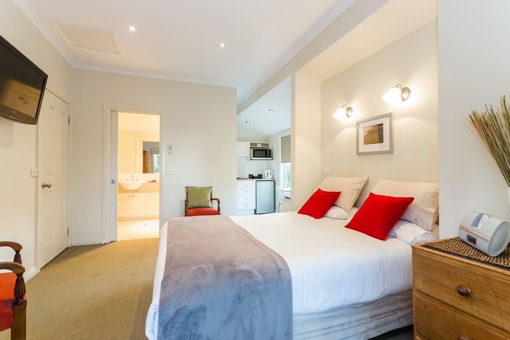 Studio room with Double Spa Bath En suite, Ktchenette, Tv, Dvd.