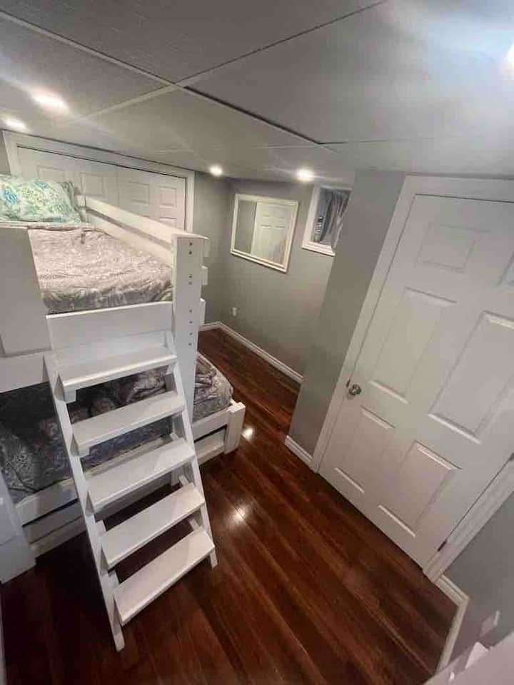 Საძინებელი 

მეოთხე. ორსართულიანი საწოლი თასმით