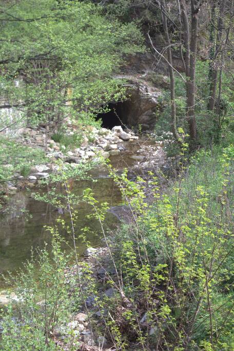 Surprenant tunnel
traversant la
montagne !
Derrière la maison