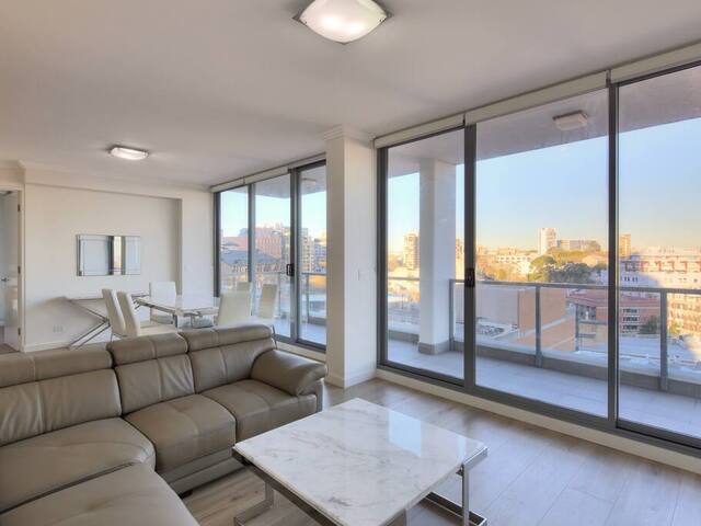 Luxe Three Bed Penthouse- Hotel In Heart Of City gallery image 4