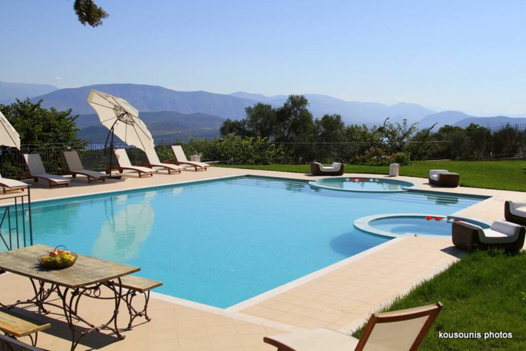 Infinity pool, children's separate pool, outdoor Jacuzzi