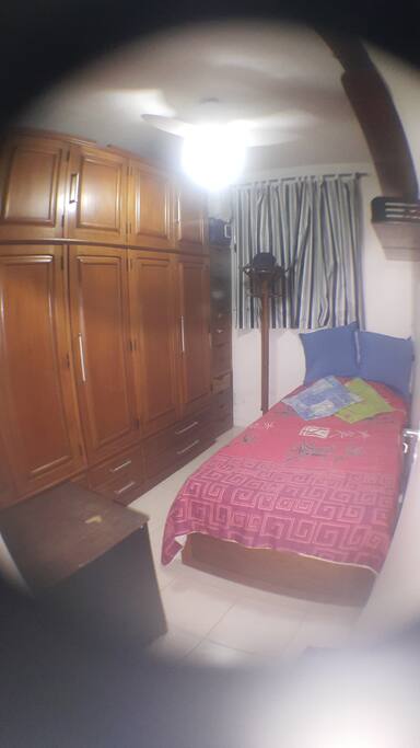 Quarto com armário embutido