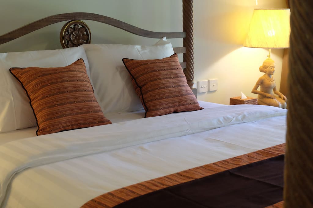 Deluxe Queen - Bedroom