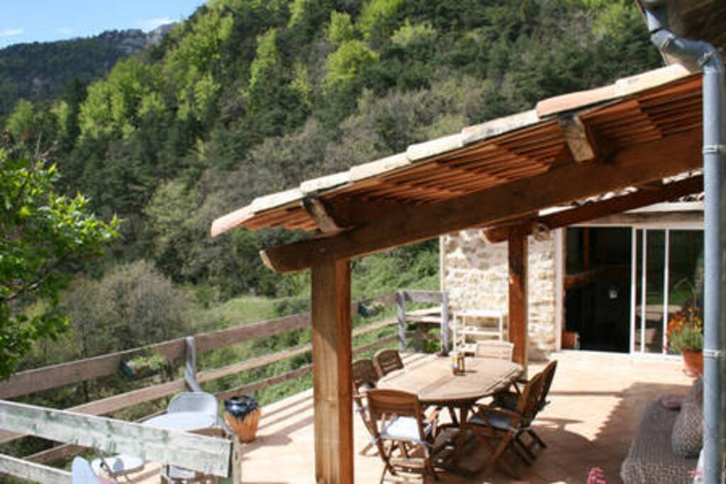 Grande terrasse avec vue, idéale pour des repas ensoleillés !