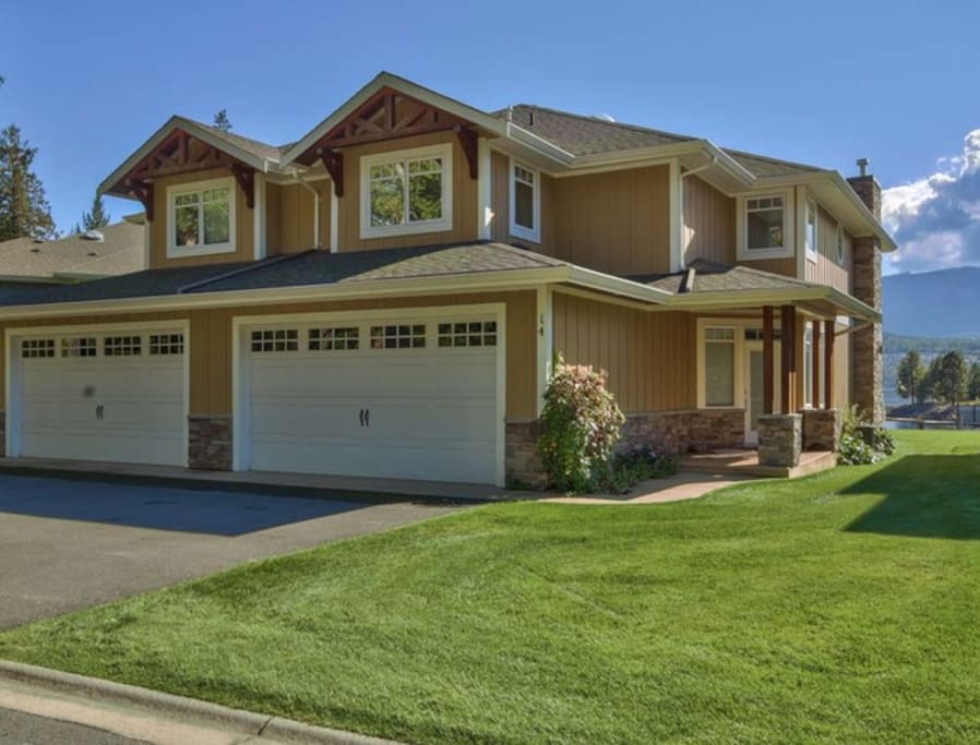 1750 sqft Duplex - Both sides available for groups up to 16 people. Please enquire for more information