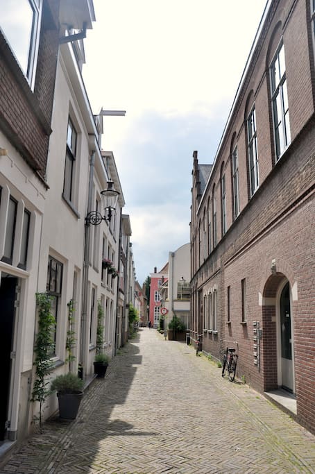 Heerlijk eten bij restaurant Bouwkunde, slechts 50m lopen...