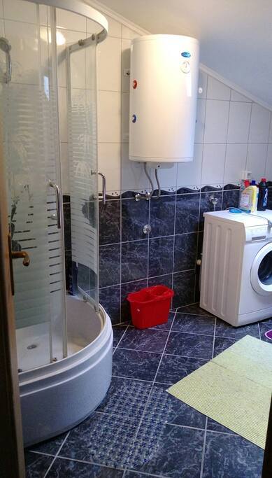 Full bathroom and toilette