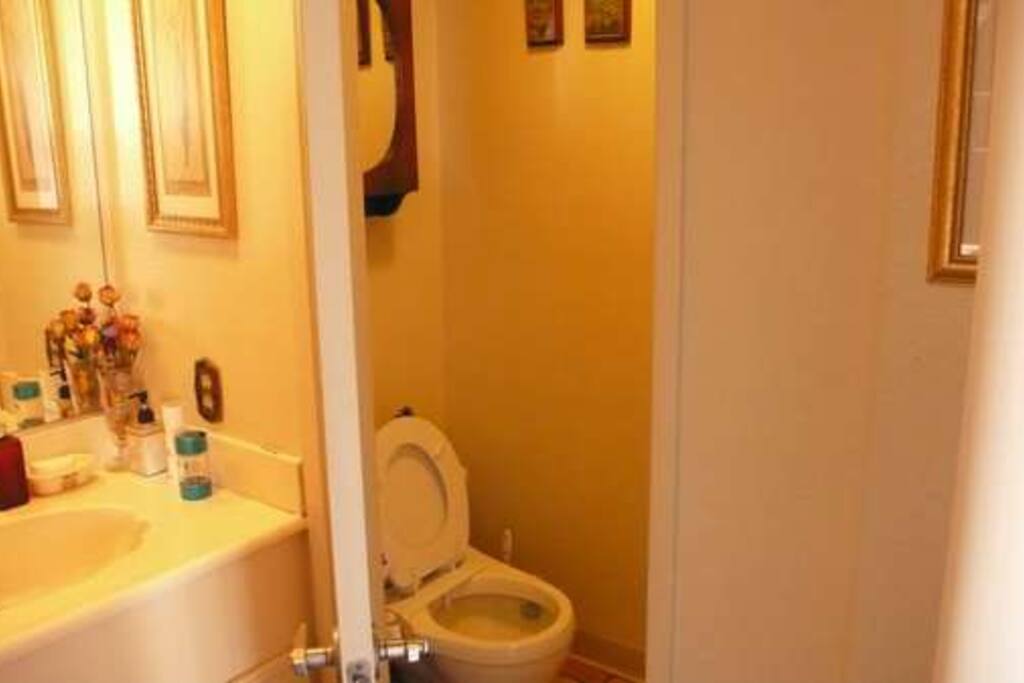 1/2 bath room 1st floor