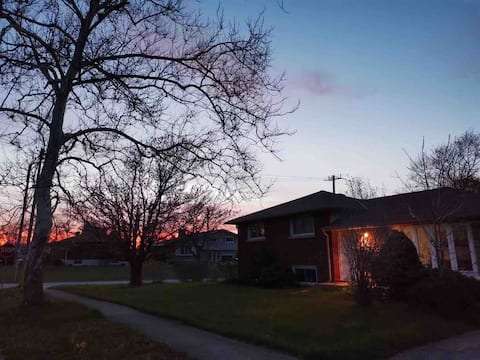 Top Airbnb: Cozy bungalow with 5 bedrooms nearby Niagara Falls in Thorold