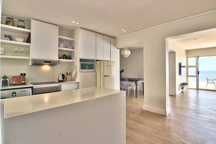 Bright Central Beachfront in Mouille Point gallery image 3