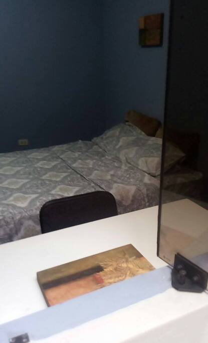 DORMITORIO 1 : CON CAMA DE 2 PLZ. CLOSET Y ESCRITORIO