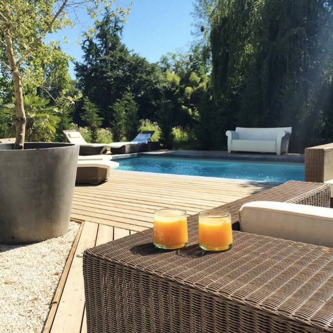 Piscine extérieure et jus d'oranges pressées maison