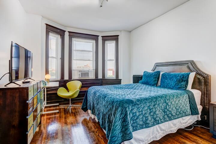 Downtown Detroit! NEXT TO LCA+THEATERS.Near COBO!