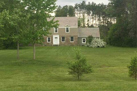 Cozy Colonial in nature preserve with EV charging!