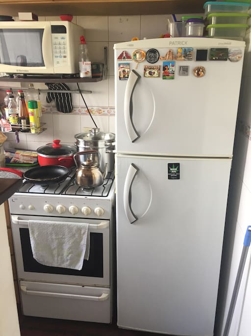 Heladera Freezer, Microondas y horno con cocina de 4 ornallas