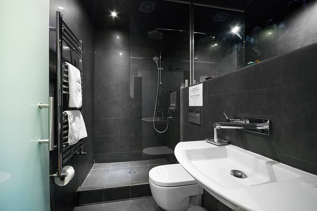 Visión general del baño. Ponemos toallas y gel y champú