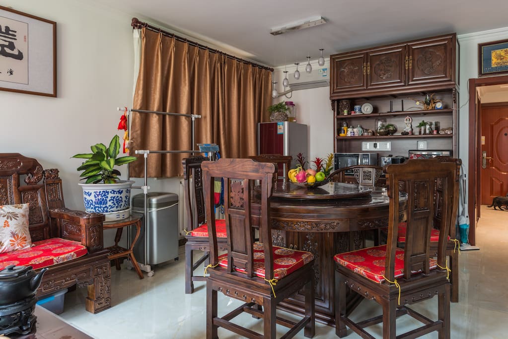 We have a spinning table at home, but most of the time I just make 4 dishes and a soup. I am looking forward to your stay, so the table could fullfill its destiny.
桌子上有个霸气侧漏的转盘。我家里基本就四菜一汤这点追求了,没啥可转的。期待着以后家里高朋满座,让我把桌子摆得满满的