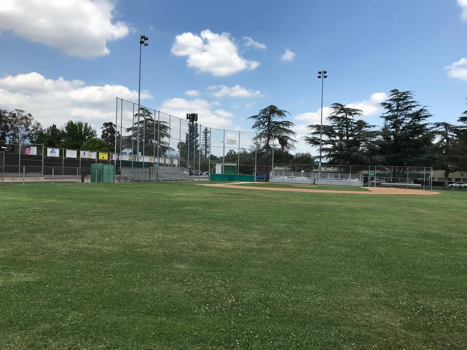 對面公園的棒球、網球場。愛運動的人會很喜歡