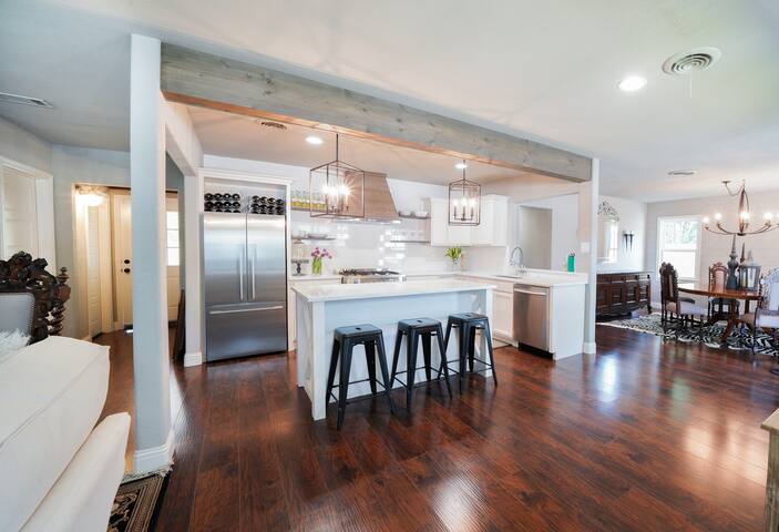 New home close to TCU, Dickies Arena & Stockyards! gallery image 3