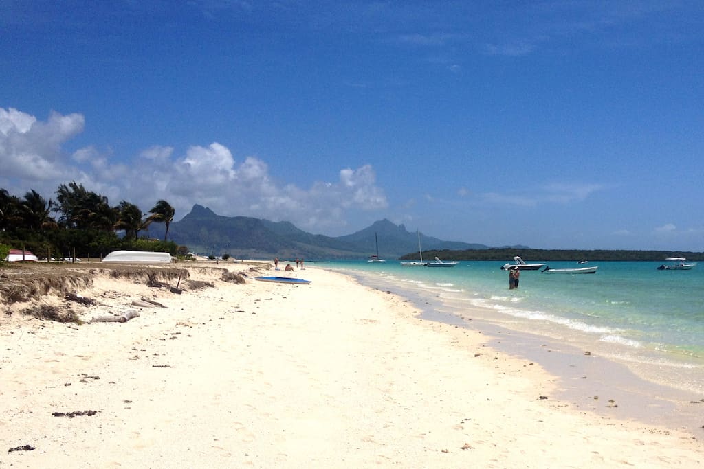la plage juste devant