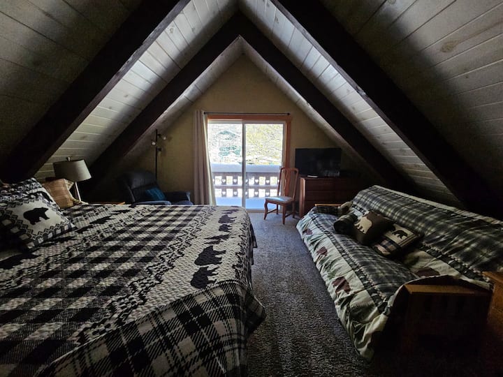 Основна спалня №4 на горния етаж (двойно легло)