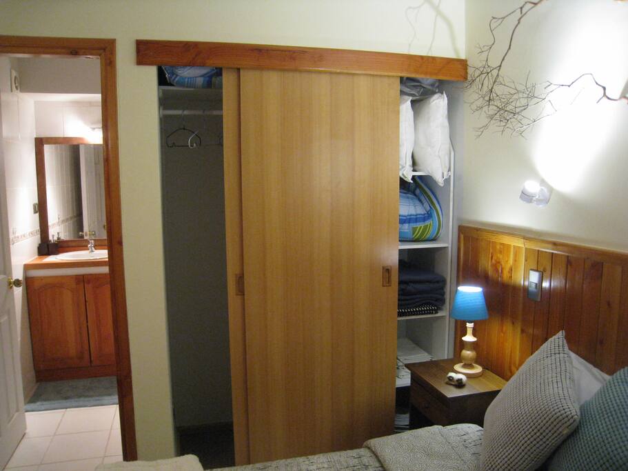Closet con frazadas y ropa de cama para sofas (Futones)