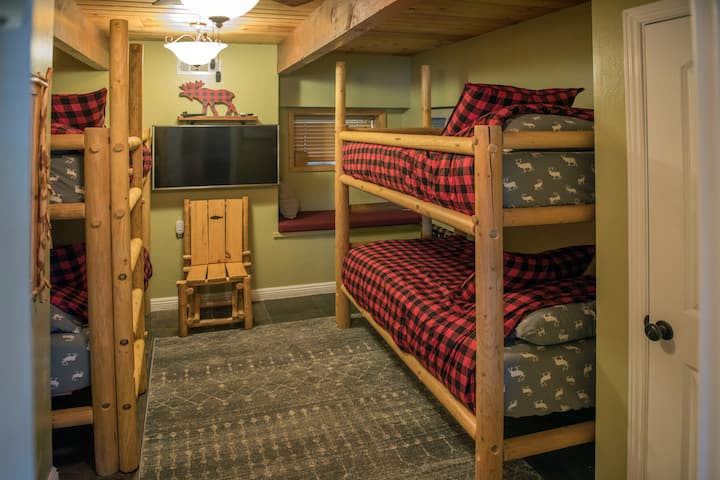 Matelas Tuft et Needle flambant neufs avec literie fraîche, oreillers frais et même une nouvelle télévision 4K 42", tous installés en juin 2018.  Cette chambre peut accueillir 4 personnes.