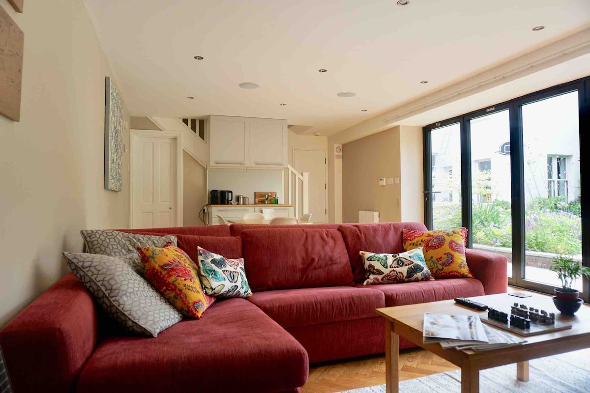 Successful Airbnb property: The Garden Room in Redland with parking in Abbots Leigh
