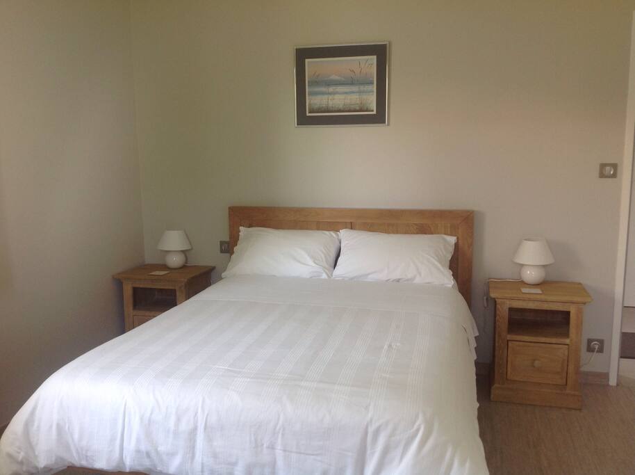 Confortable oak double bed