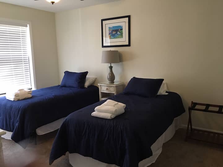 Tweepersoonskamer, 2 gezellige bedden, dressoir, flatscreen-tv met Roku, bagage-aansluiting en een grote kast. 