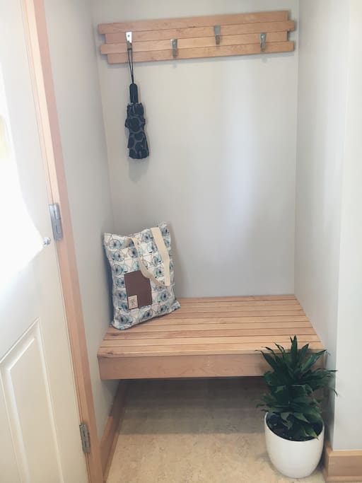 Built-in entry bench with hooks.
