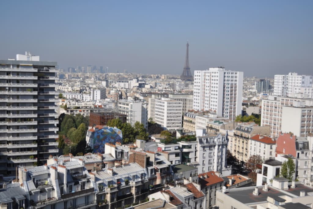 La vue depuis le Balcon du séjour (orienté ouest) vers la Tour Eiffel, la Défense et l'Arc de Triomphe